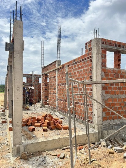 Lên đến tường rồi, gắn tí nữa là về trước mùa mưa.